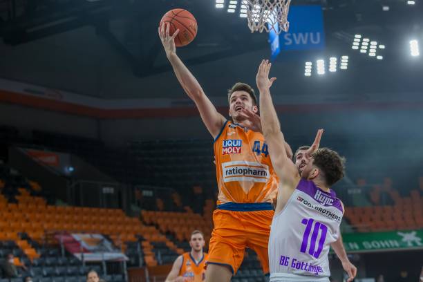 冠紧随其后 冠紧随其后